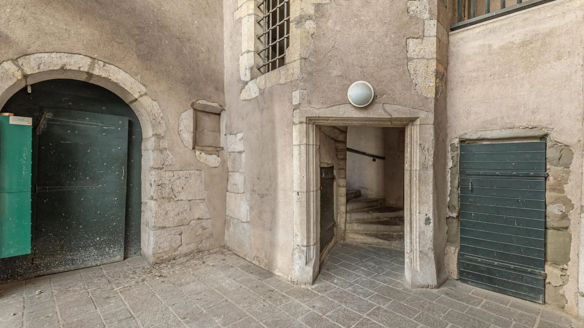 La Tour Medievale Au Centre Ville Annecy
